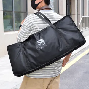 Vista dettagliata della grande borsa da viaggio nera con tasca trasparente e manici resistenti.