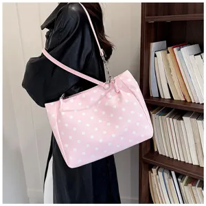 Gros plan du détail du sac à bandoulière à pois roses, scène de style de vie élégante.