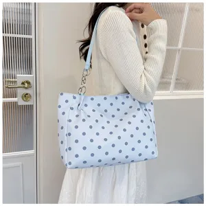 Sac à bandoulière bleu clair à pois avec chaîne, sac à main casual et élégant pour les femmes.
