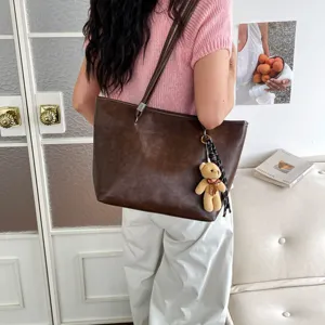 Braune Vintage Handtasche, große Schultertasche mit Bärchen Anhänger für Alltag und Arbeit.