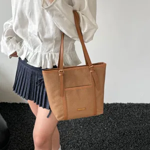 Classic brown woven tote bag for women, large capacity casual commuting shoulder handbag.