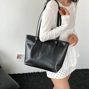 Schwarze Leder-Tasche für Damen, große Schultertasche, elegante Handtasche für Alltag Arbeit.