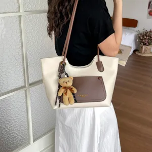 Cabas de banlieue décontracté pour femmes, sac à épaule élégant en cuir contrasté avec charm d'ours mignon.