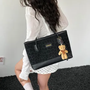 Borsa a tracolla capiente alla moda con ciondolo a forma di orsetto, stile retrò casual.