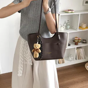 Sac cabas de travail marron vue détaillée avec charmant pendentif d'ours et poche avant.