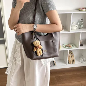Sac cabas décontracté minimaliste pour femme avec pendentif d'ours et bandoulière.