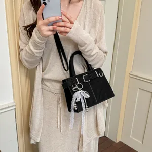 Niche design belt buckle decorative handbag for women, retro casual commuter shoulder bag.