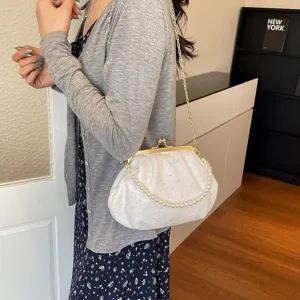 Élégant sac à bandoulière plissé en forme de coquillage avec perle et chaîne en métal.