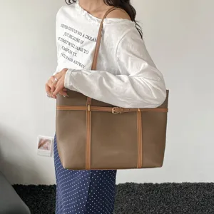 Retro textured large capacity shoulder tote bag, elegant style, perfect for daily commuting use.