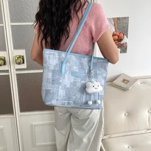 Grand cabas de trajet pour femmes, élégant sac à épaule tendance d'été à motif bleu.