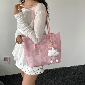 Élégant sac cabas rose pour femme, grand sac porté épaule avec charmant pendentif nuage en peluche.