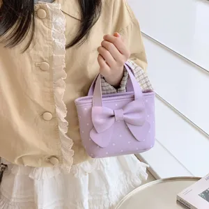Süße kleine Kinderhandtasche mit Punkte-Muster und großer Schleife für den Alltag.