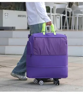Grand sac de voyage extensible à roulettes, bagage violet idéal pour les week-ends.