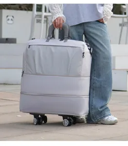 Sac de voyage à roulettes détail montrant un design extensible double couche avec roues.