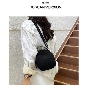 Detailscène van een zwarte nylon crossbody schoudertas met schelpontwerp voor dagelijks.