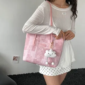 Grand cabas rose pour femme, sac porté épaule élégant et fourre-tout avec joli pendentif nuage.