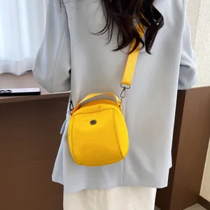 Gele crossbody schoudertas voor dames, lichte casual tas met brede riem voor dagelijks gebruik.