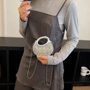 Magnifique sac à bandoulière étincelant avec poignée anneau en métal et chaîne chic.