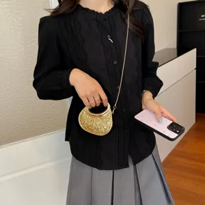 Mini sac à bandoulière en sequins dorés avec poignée en métal et fine bandoulière chaîne.