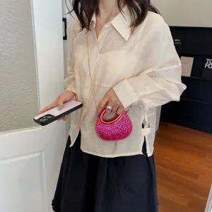 Vue détaillée d'un sac bandoulière tendance à sequins avec chaîne et poignée ronde unique.