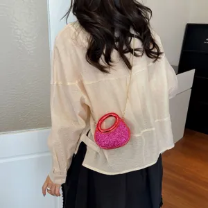 Sac bandoulière rose à paillettes, bordure rouge et chaîne dorée, superbe détail.