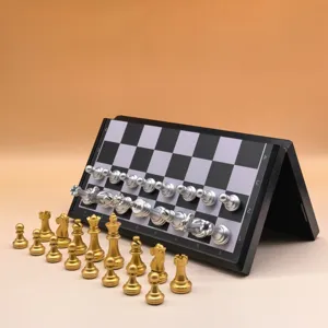 Jeu d'échecs magnétique portable avec plateau pliante et pièces dorées et argentées.