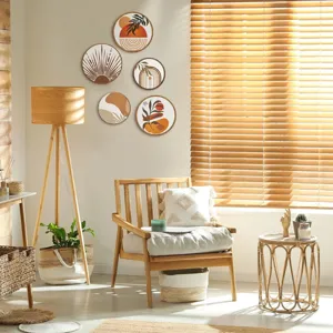 Detalle del arte de pared de madera boho con patrones abstractos y tonos naturales cálidos.