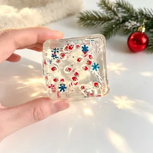 Weihnachtlicher Eiswürfel Anti Stress Spielzeug langsam steigend mit Weihnachtsmann Füllung Detail
