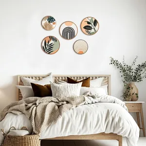 Decoración de pared de madera estilo boho placa redonda detalles colgantes y escena de dormitorio acogedora.