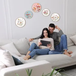 Conjunto de decoracion de pared de madera boho con arte floral en salon moderno.