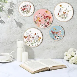 Detalle de decoración de pared de madera, patrón floral acuarela estilo bohemio redondo.