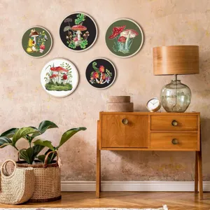 Primer plano de arte de pared de madera con hongos en una decoración de sala acogedora.