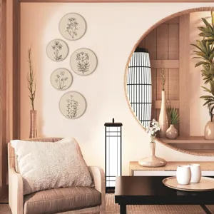 Detalle de placas de pared de madera con arte lineal botánico en una decoración interior.