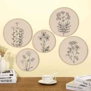 Set de 5 placas de pared redondas de madera con bocetos botánicos para la sala de estar.