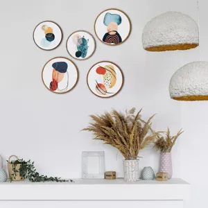 Set de decoracion de pared de madera boho de 5 pinturas colgantes redondas para el hogar.