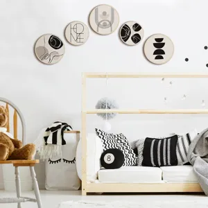 Vista detallada del juego de arte de pared redondo de madera bohemio, decoración minimalista.