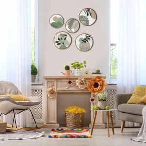 Primer plano de arte mural de madera bohemio con hojas botánicas y arcos abstractos en decoración.