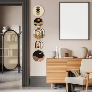 Conjunto de decoracion de pared de madera boho con arte de paisaje abstracto en interior moderno.