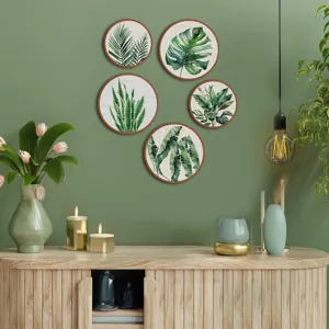 Detalle de placa de pared de madera con diseño de acuarela de hoja verde botánica bohemia.