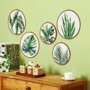 Set de decoración de pared de madera botánica con estampados de hojas verdes boho para detalles.