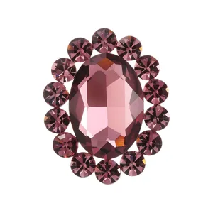 Vue détaillée de la broche en cristal violet, design de pierres ovales et rondes scintillantes.