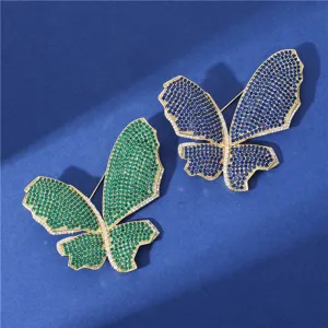 Squisita spilla a farfalla retrò decorata con zirconi cubici scintillanti verde e blu.