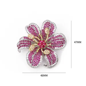 Exquisite broche fleur de lys en zircon micro-serti, accessoire de costume de luxe.