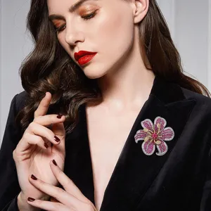 Broche fleur de lis en zircone cubique, accessoire de luxe élégant pour manteau et blazer femme.