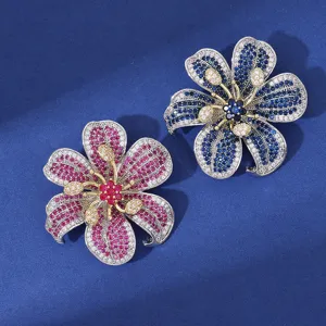 Exquise broche fleur de lys en zircone micro-serti, élégant accessoire de manteau de costume.