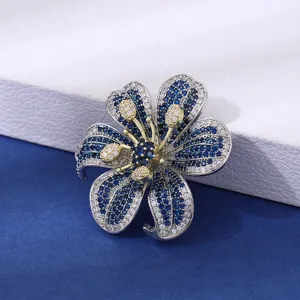 Broche fleur de lis en zircon micro-serti, accessoire de luxe elegant pour manteaux et costumes.