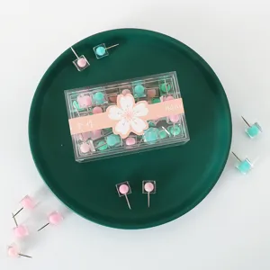 Vue détaillée de punaises carrées couleur bonbon, épingles en plastique pour déco de mur photo.