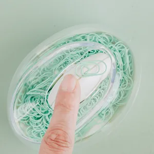 Portagraffette magnetico con simpatiche graffette a cuore per la scrivania dell'ufficio