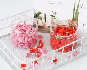Primo piano dettagliato di simpatiche puntine a forma di cuore in barattoli di plastica.