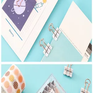 Primer plano detallado de clips blancos de 19 mm con accesorios de papelería en pastel.